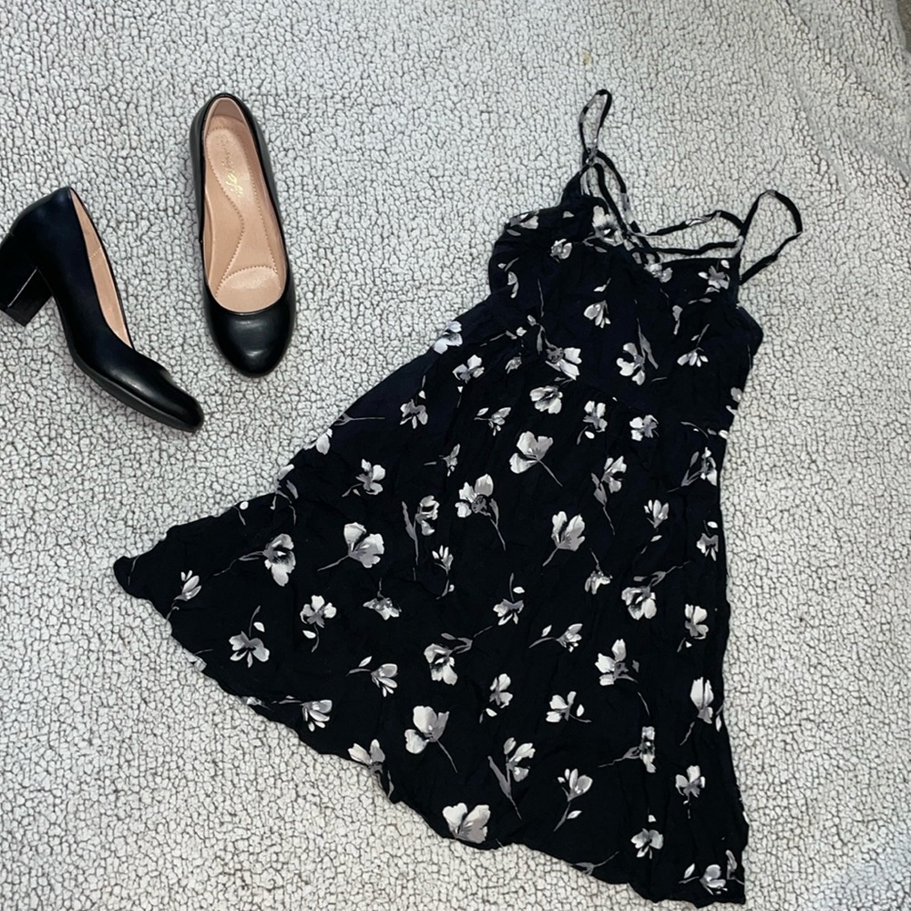 !LAST CHANCE! Donating soon! 
Floral sundress with pockets!